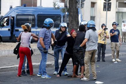 Roma, tensioni durante lo sgombero dei migranti abusivi 7