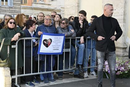 Applausi, lacrime e messagi d'affetto: i funerali di Eleonora Giorgi a Roma 10