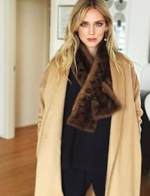 Ferragni incinta e con la pancia scoperta passeggia per il centro di Milano 2