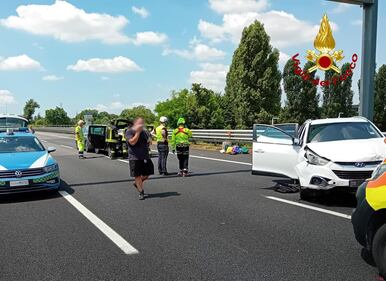 Grave incidente in A4 direzione Milano, un morto e feriti: le immagini del vigili del fuoco 4