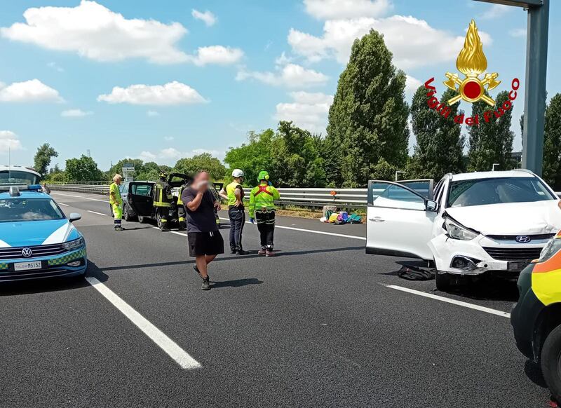 Grave incidente in A4 direzione Milano, un morto e feriti: le immagini del vigili del fuoco 4