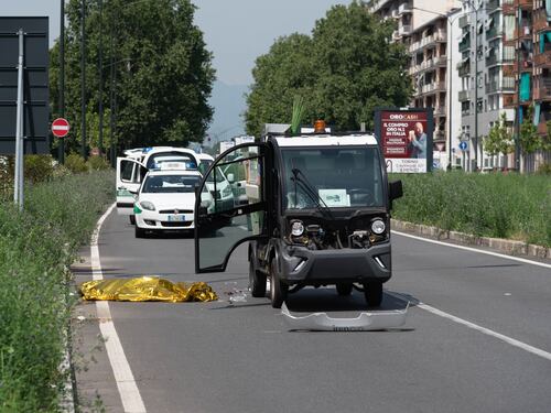 Torino, il camioncino della spazzatura travolge e uccide sul colpo una donna