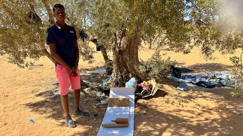 Il sudanese Mohammed e il suo giaciglio improvvisato alla periferia di El Hamra.
