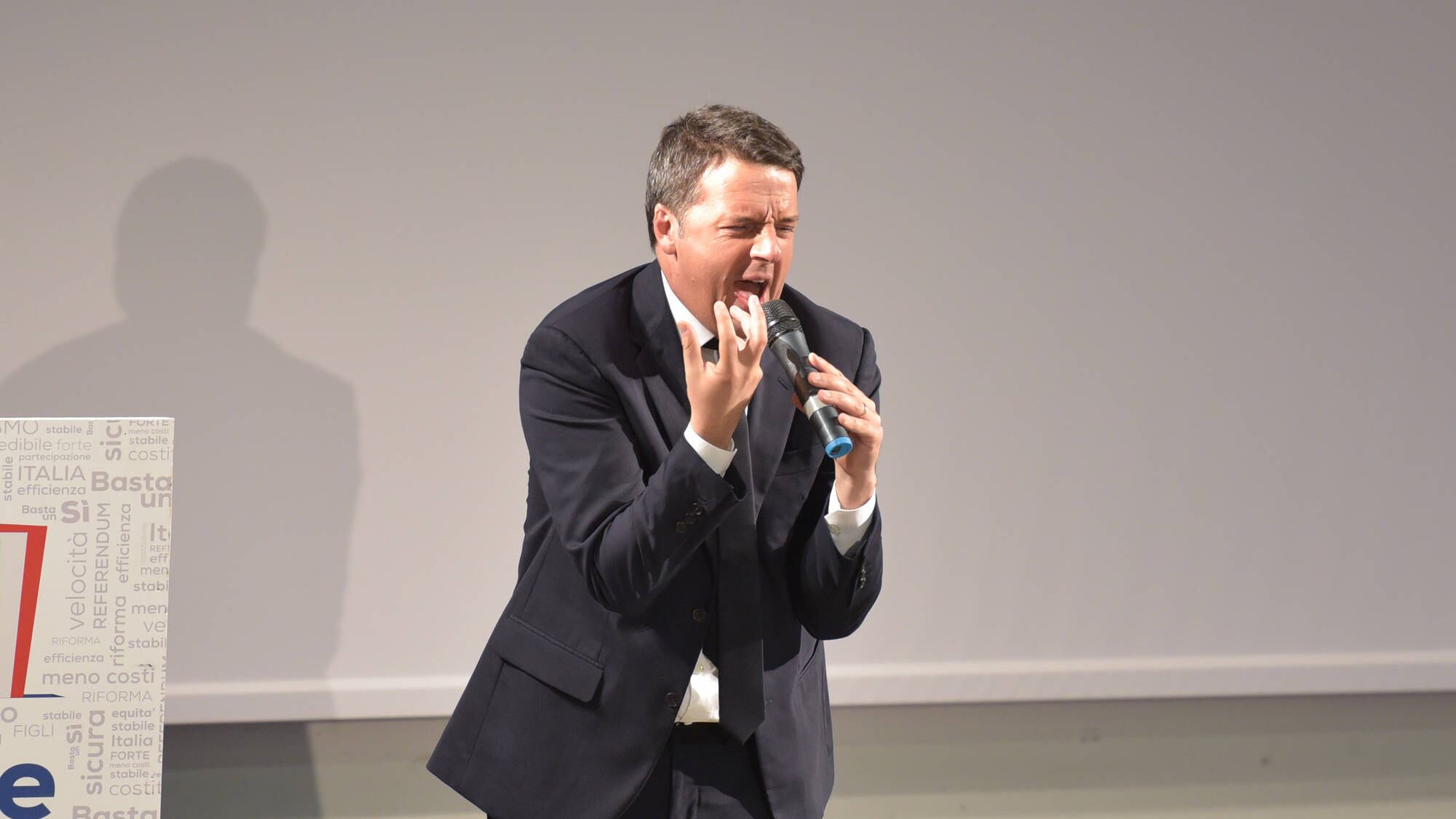 Da "lascerò" a "vedremo". Renzi non fa più il bulletto