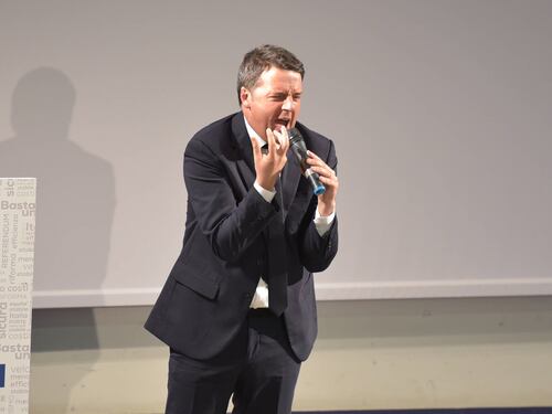 Da "lascerò" a "vedremo". Renzi non fa più il bulletto