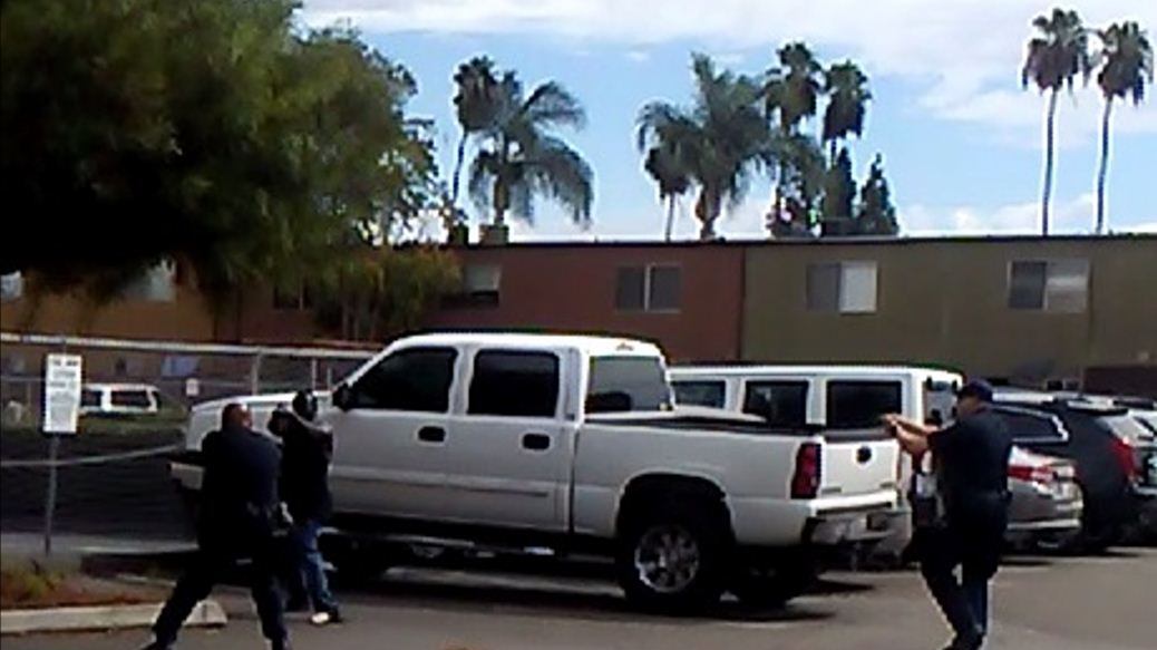 Puntava sigaretta elettronica contro polizia: ucciso a San Diego