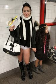 In metro senza pantaloni. È il No Pants Subway Ride 5