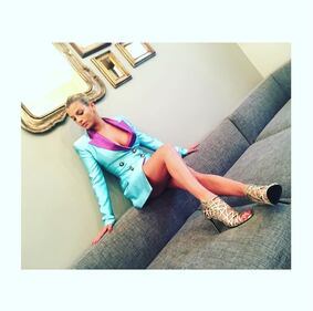 Emma Marrone, curve hot in barca 23