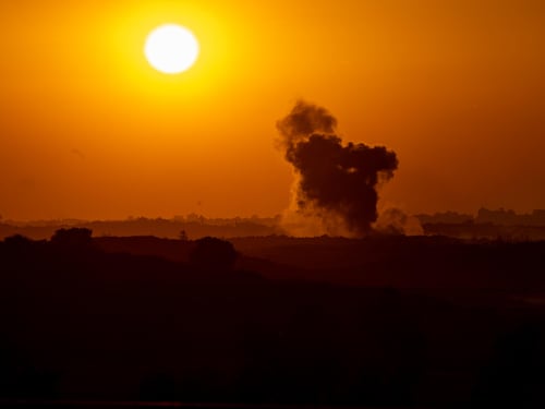 Razzo contro la base Unifil. L'Iran minaccia gli Usa: "Riceverete danni significativi" | La diretta