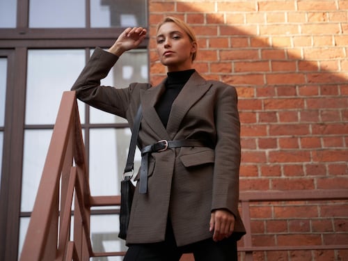 Come abbinare il marrone, l’alternativa chic al nero da copiare alle over 40