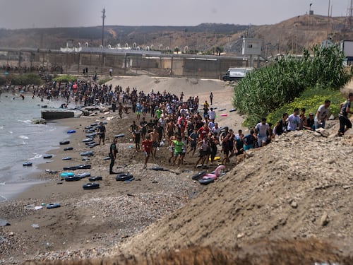 Spagna, un’invasione di migranti a Ceuta. “Siamo sotto assedio”. Mobilitato l’esercito