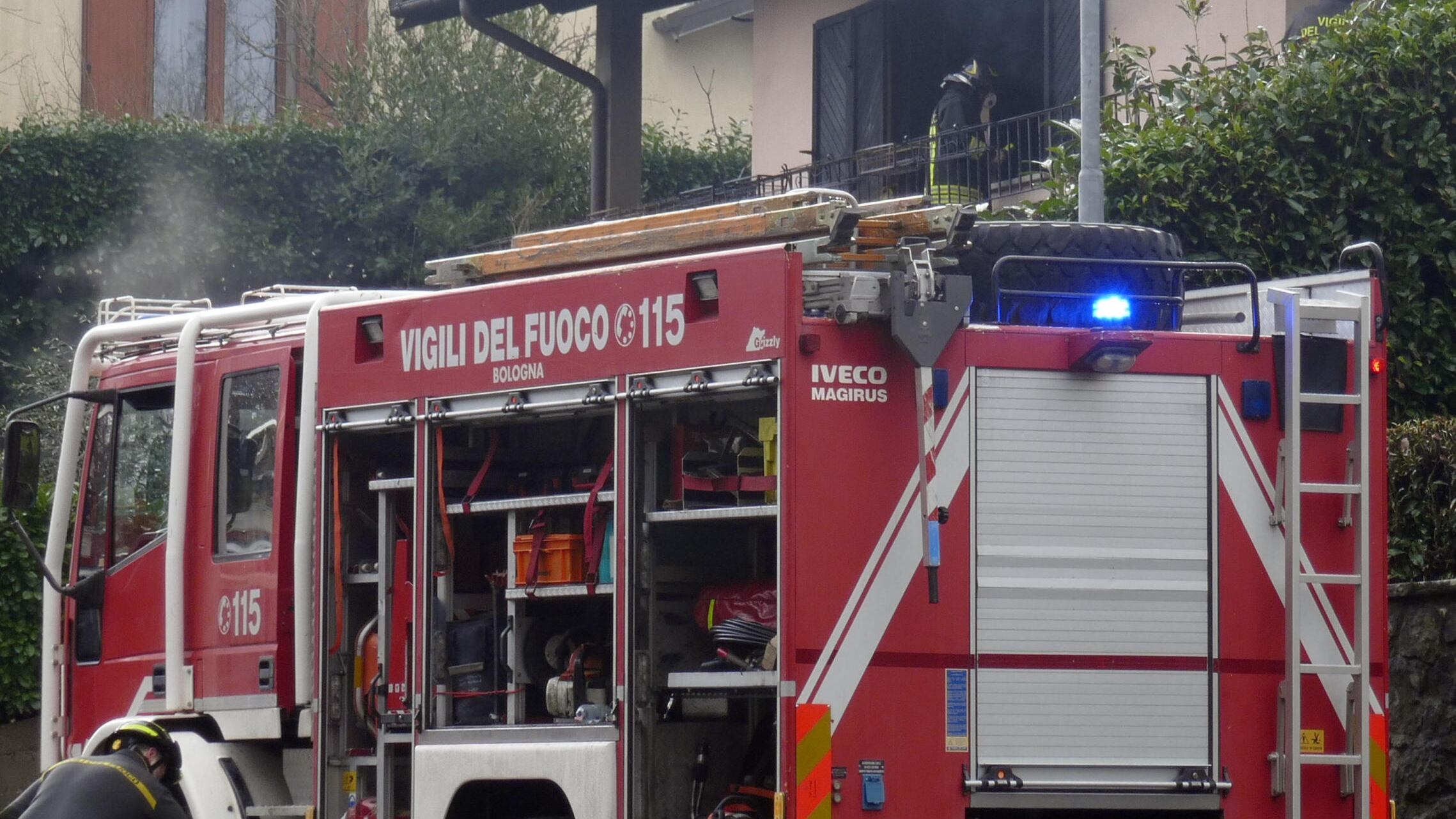 Le 50 coltellate, la pozza di sangue, l'incendio: così il 23enne ha ucciso la madre a Prato