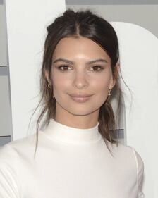 Emily Ratajkowski, il seno sbuca durante il pranzo 16