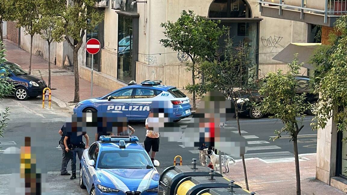 Neonato abbandonato vicino a un cassonetto a Taranto: con lui una coperta e un peluche