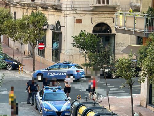 Neonato abbandonato vicino a un cassonetto a Taranto: con lui una coperta e un peluche