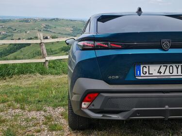Peugeot 408, le foto del crossover “tuttofare” 15