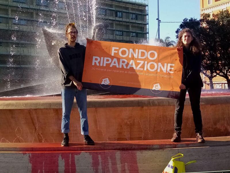 Traffico bloccato e fontana imbrattata di rosso, le immagini del blitz di Ultima generazione a Catania 7