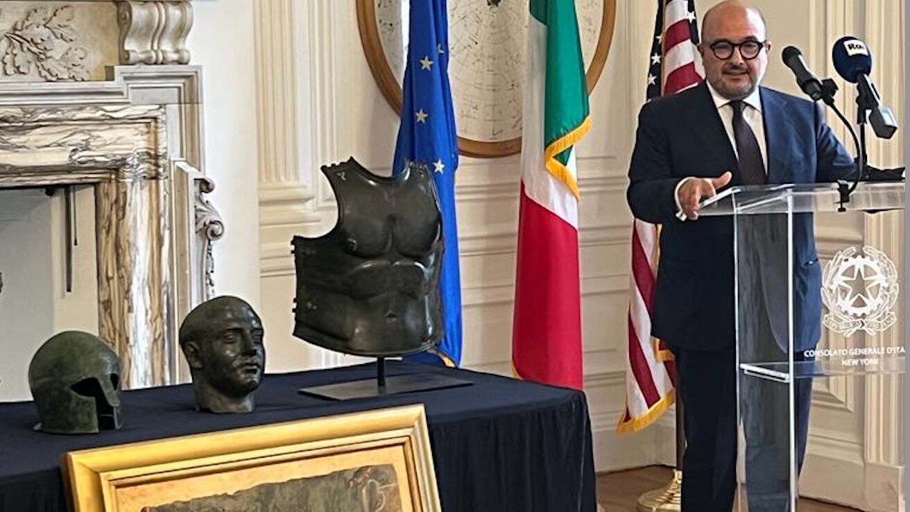 Sangiuliano: "Restituite all'Italia 19 opere d’arte trafugate illegalmente"