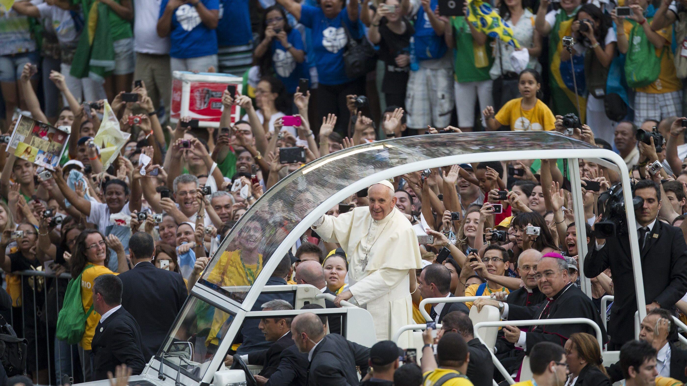 Brasile, Papa Francesco bloccato in auto dalla folla. Disinnescato ordigno