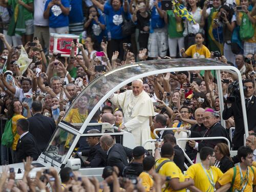 Brasile, Papa Francesco bloccato in auto dalla folla. Disinnescato ordigno