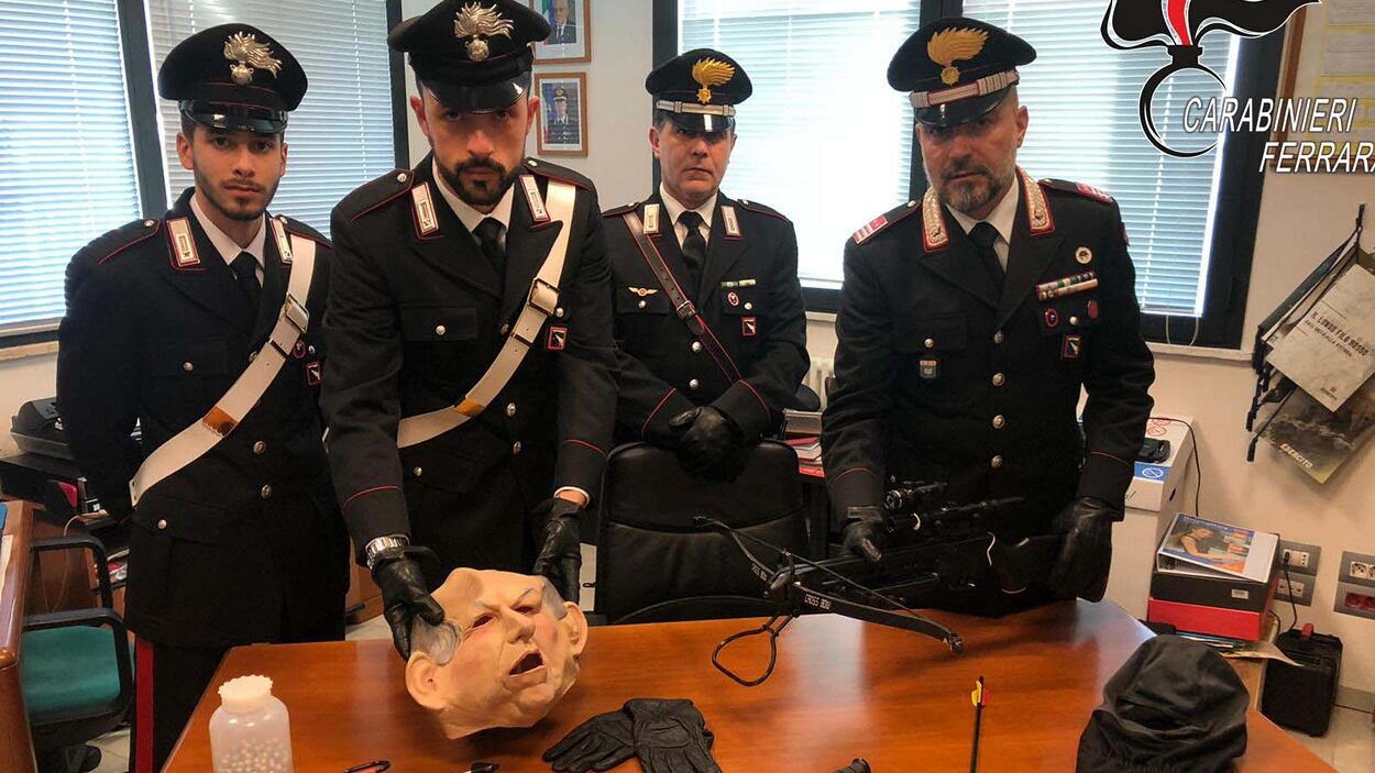 Con maschera Bertinotti lancia frecce al vicino: arrestato per stalking