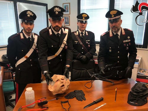 Con maschera Bertinotti lancia frecce al vicino: arrestato per stalking