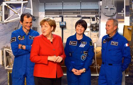 La Merkel con gli astronauti dell'Esa 12