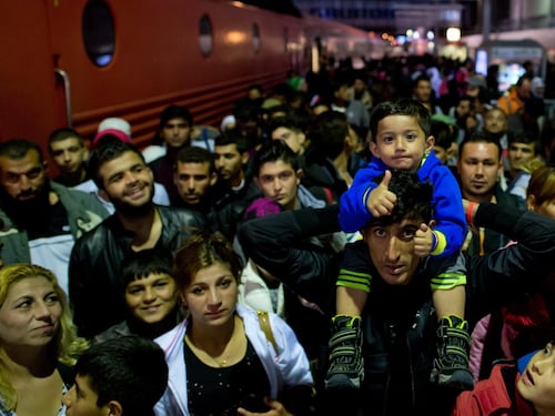 Merkel abbraccia i migranti "Cambieranno la Germania". Cameron: "20mila in 5 anni"