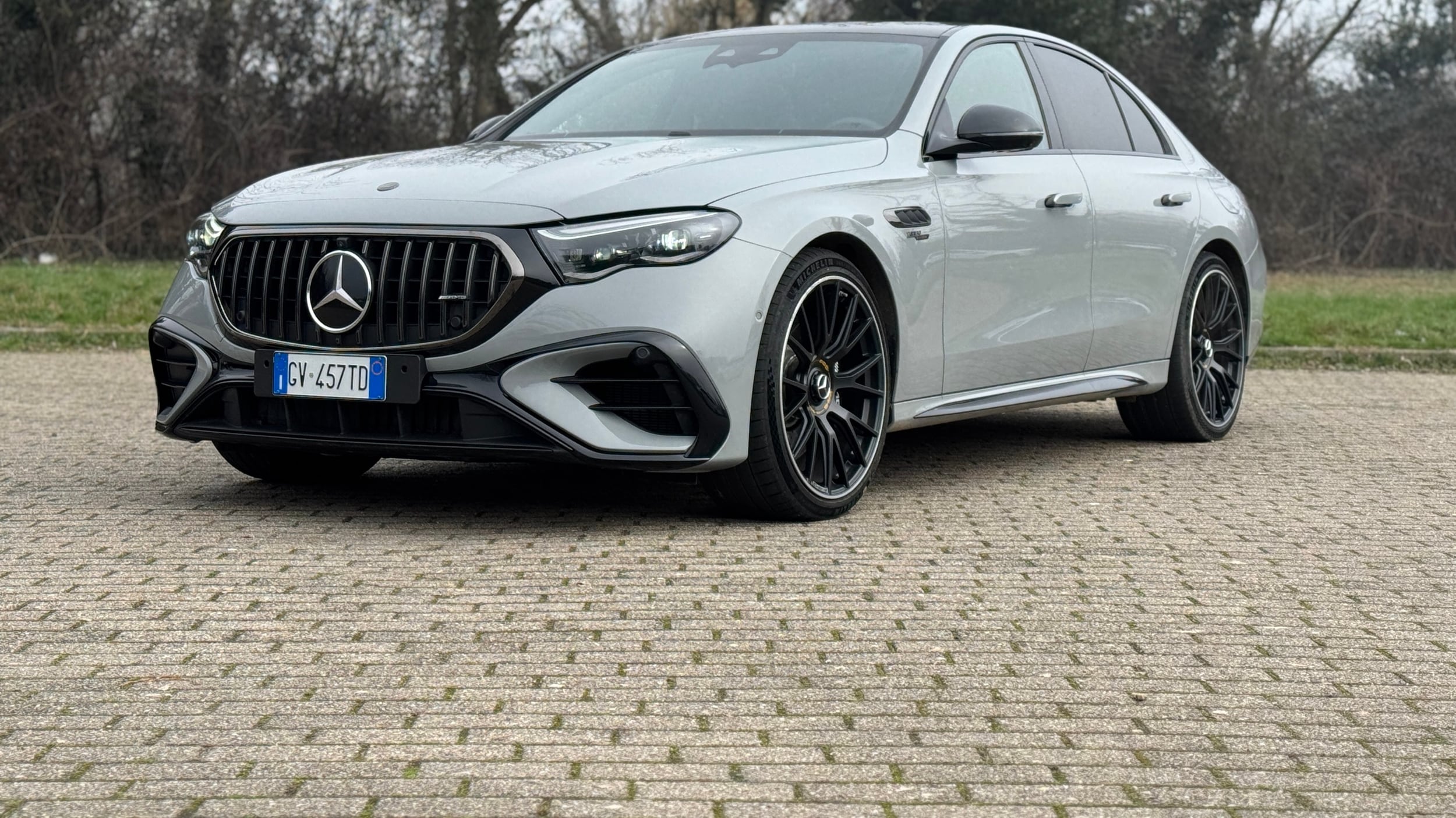 Mercedes-AMG E 53 Hybrid 4MATIC+: potenza, lusso e sportività in una berlina tuttofare