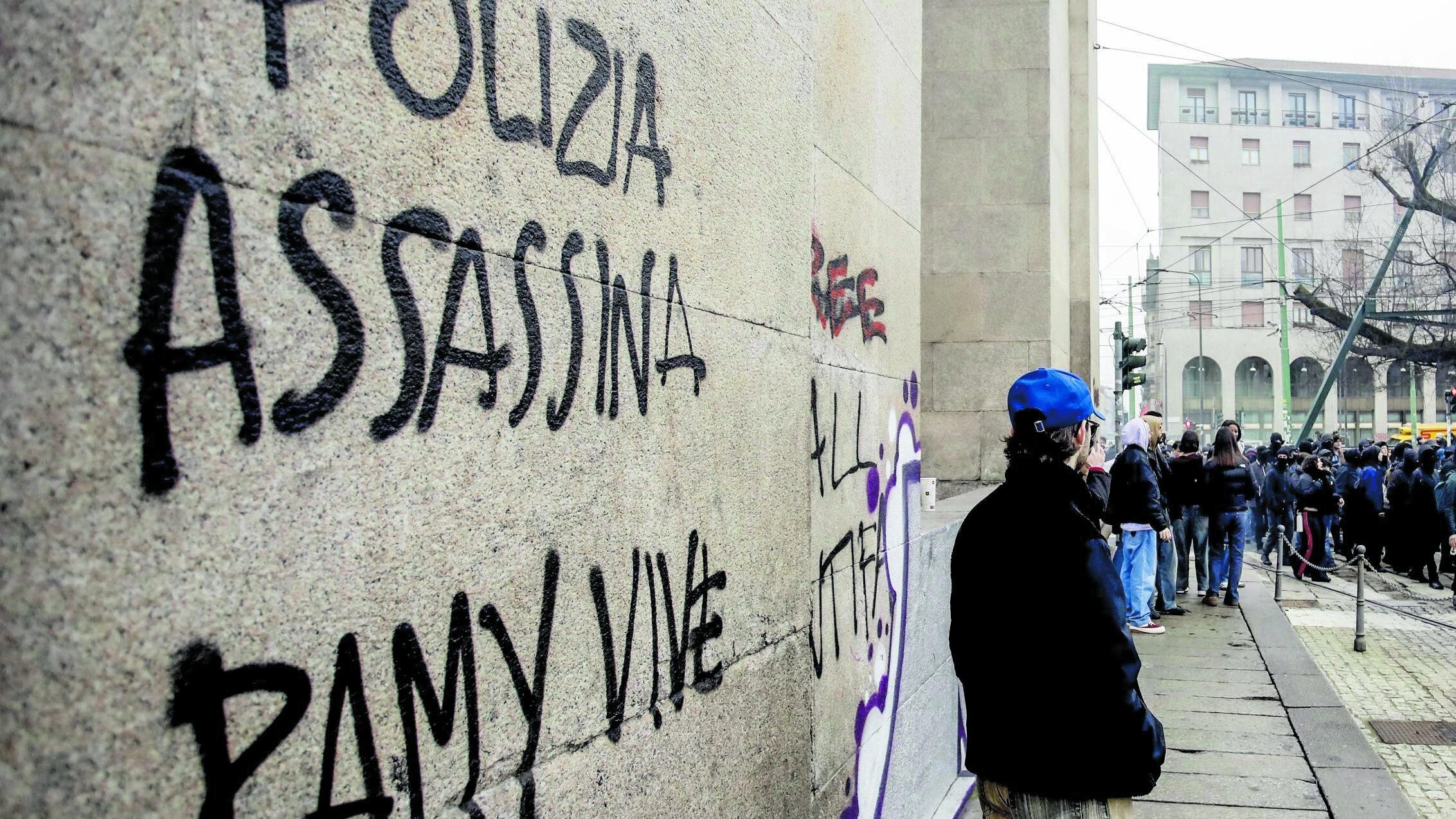 "Polizia assassina": imbrattamenti e vetrine spaccate