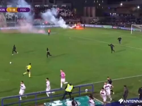 Follia in Monopoli-Foggia, gli ultras fanno invasione di campo e vengono arrestati
