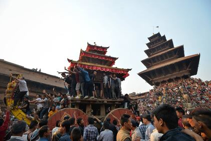 Polvere rossa, canti e balli: il Nepal celebra la primavera 3