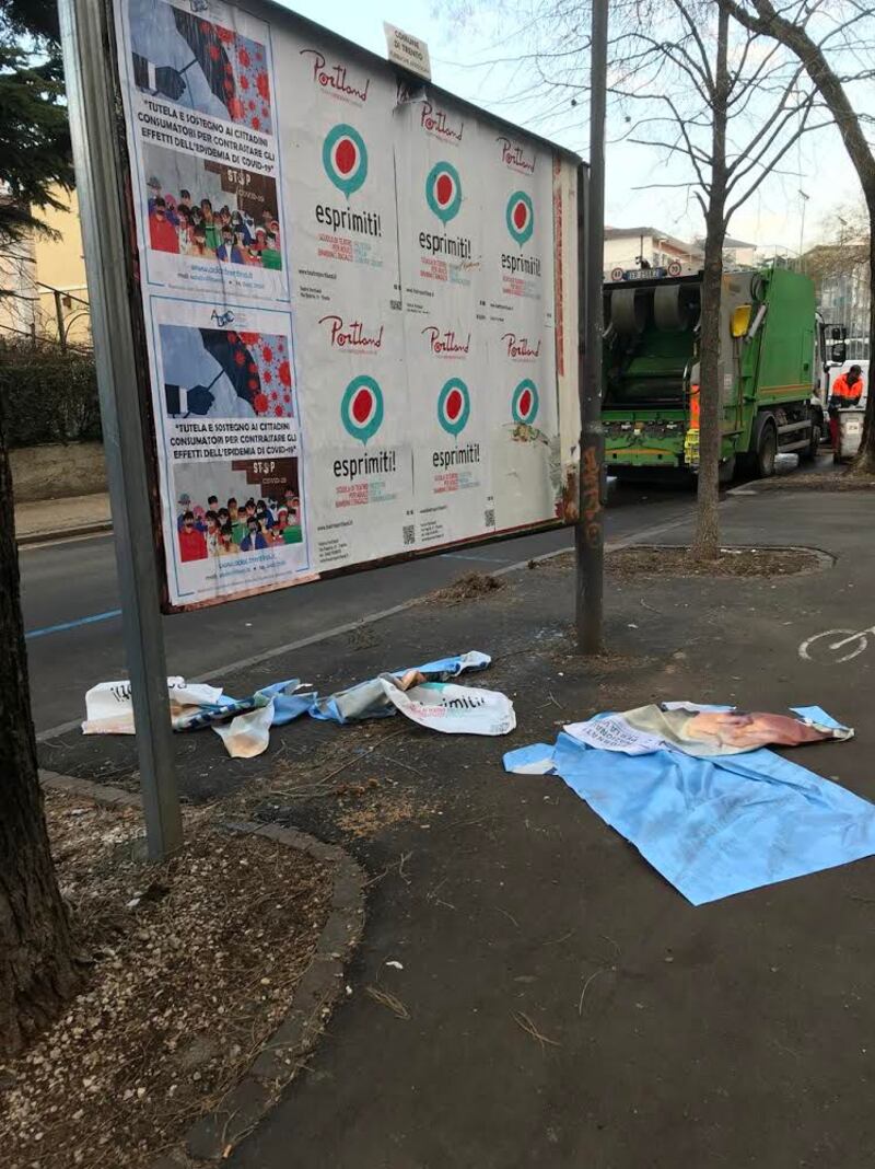 atti vandalici manifesti ProVita