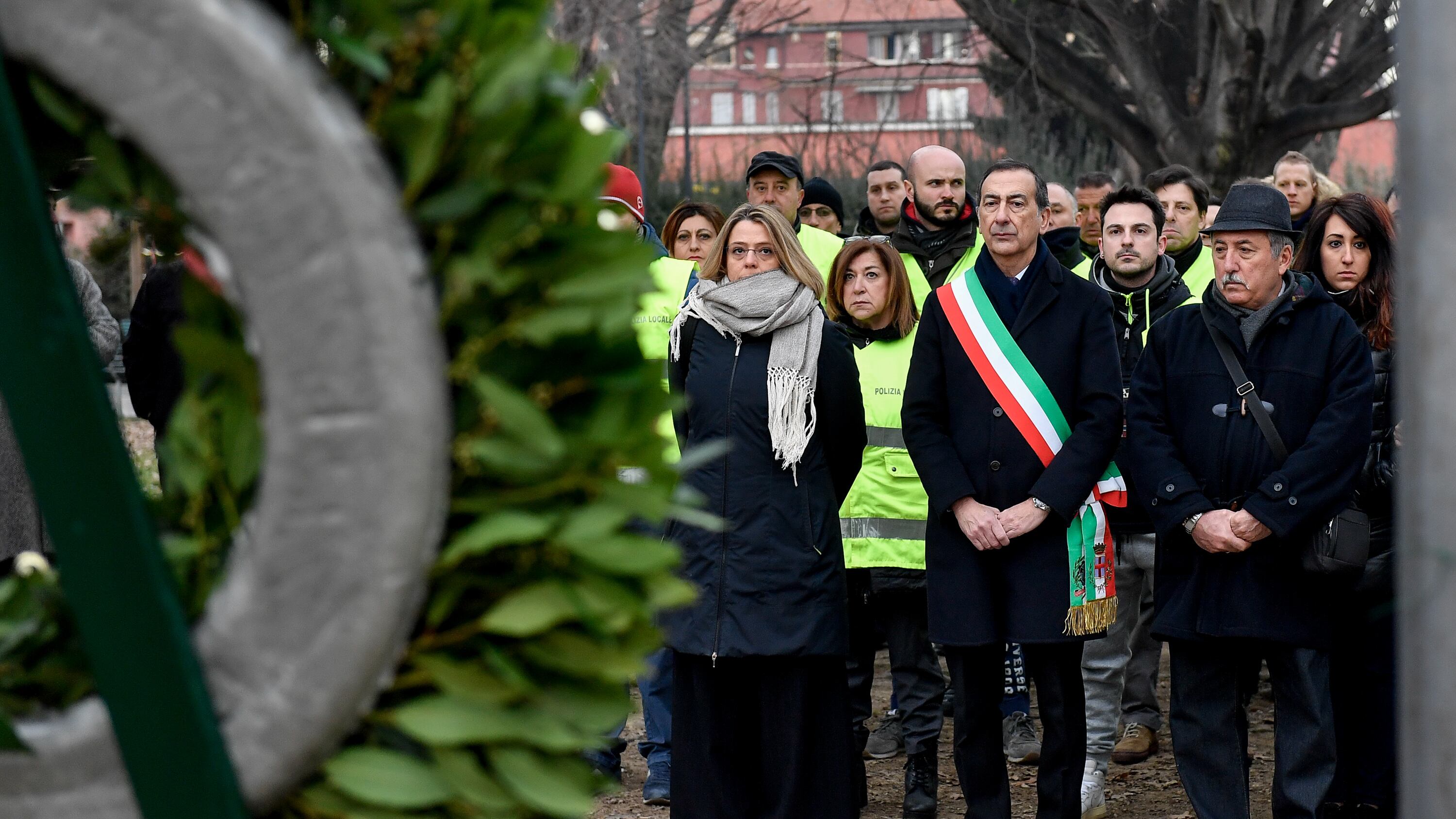 Cerimonia per il vigile ucciso Rabbia dei colleghi contro Sala