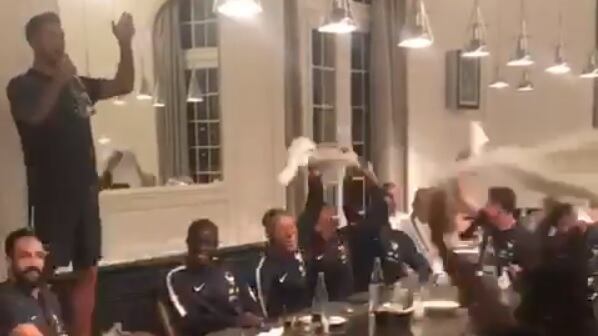 Francia, i calciatori della nazionale cantano in coro "Bella ciao"