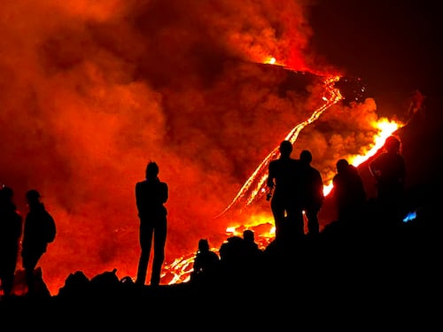 Etna, i “segreti” di questa eruzione. “Ecco perché è possibile vedere la colata da vicino”