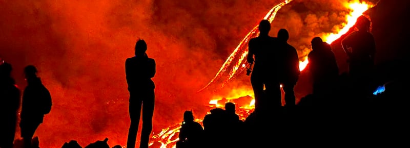 Etna, i “segreti” di questa eruzione. “Ecco perché è possibile vedere la colata da vicino”