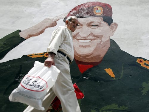 L'ultima sfida del chavismo: carta igienica "por el pueblo"