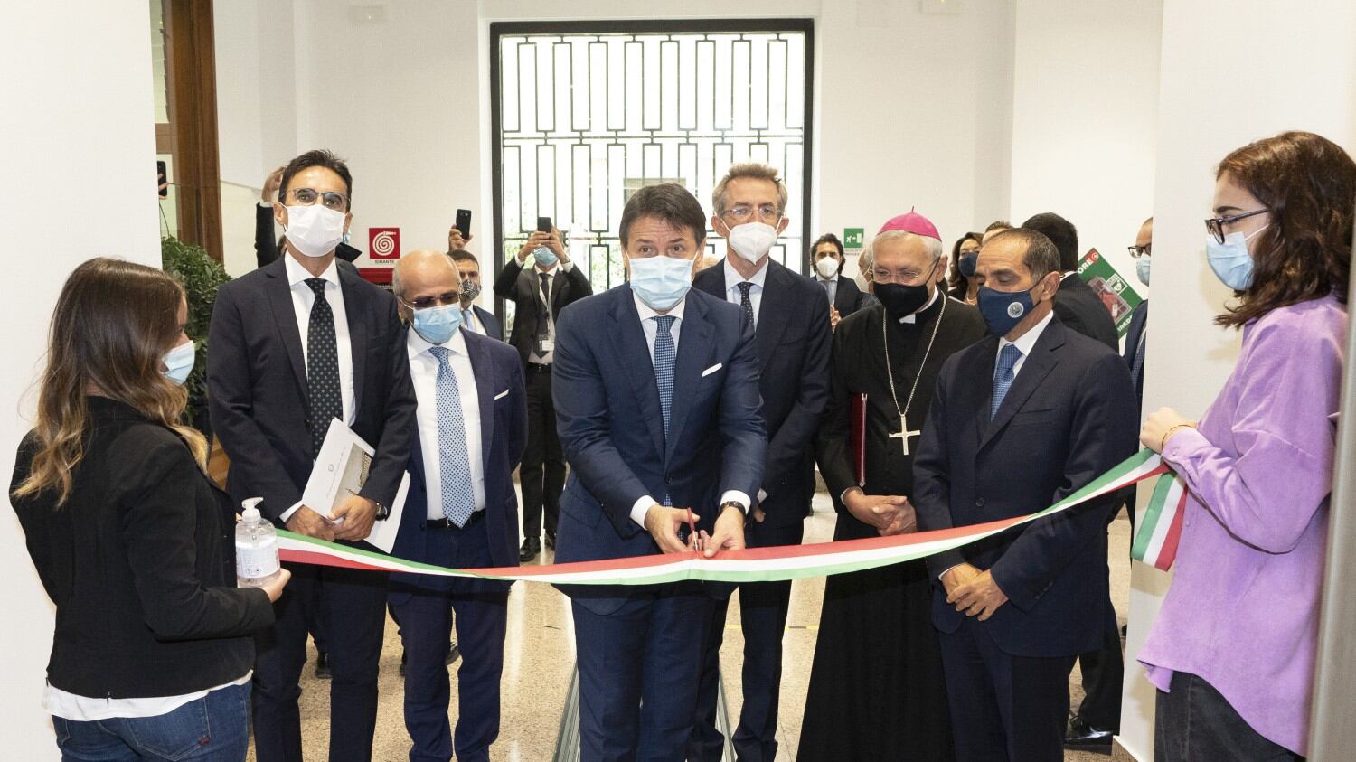 La passerella di Giuseppi nella sua Puglia: è il nuovo taglianastri da Prima Repubblica