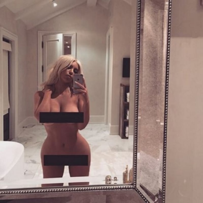 Kim Kardashian, il selfie nudo diventa un murales: foto 2