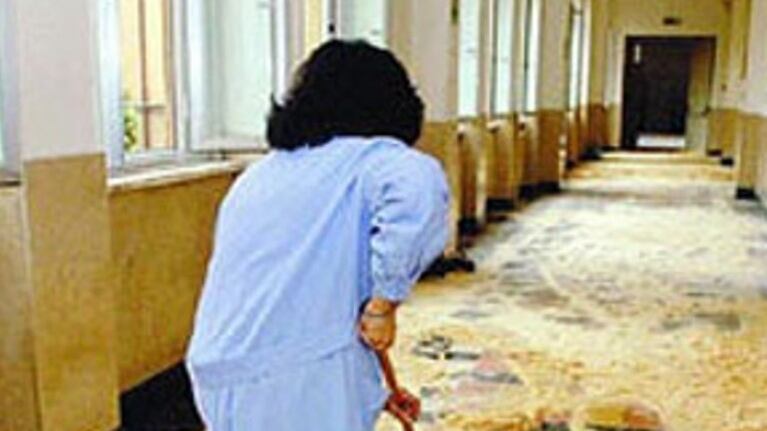 Violenza in classe: la bidella palpeggia il seno alla docente