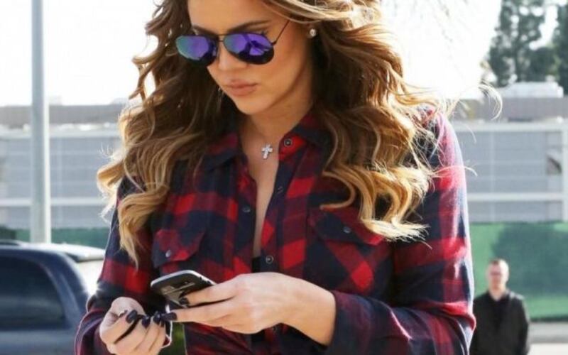 Khloé Kardashian a Los Angeles senza reggiseno 13