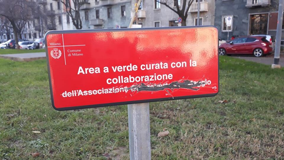 Vandalo toglie dalla targa il nome di Casaleggio: "Nega ricordo a mio padre"