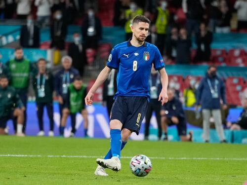 Jorginho, l'oro in testa e il pallone tra i piedi. "Per ora me la godo..."