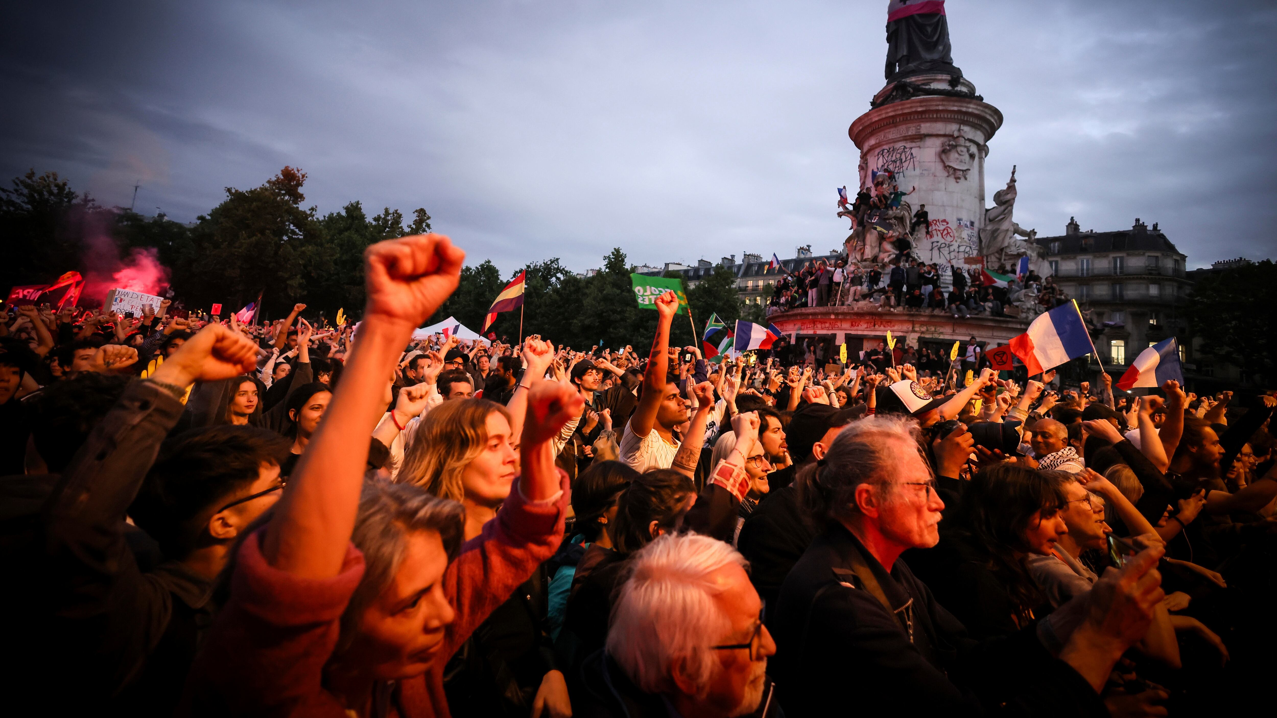 Aggressioni, cortei e polizia. Il voto blindato agita Parigi