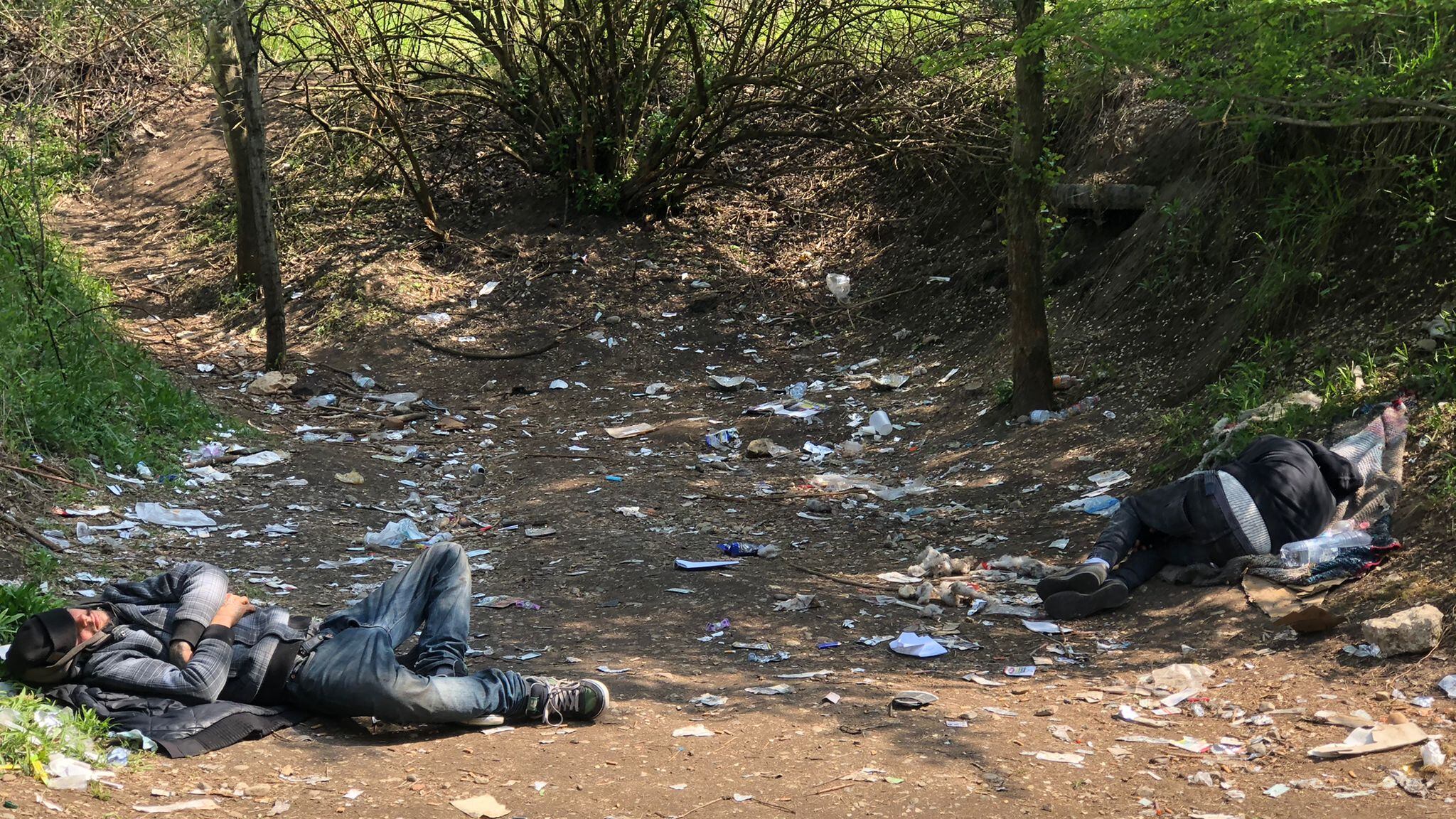 Il nuovo boschetto dell'eroina: le immagini choc della cascina occupata