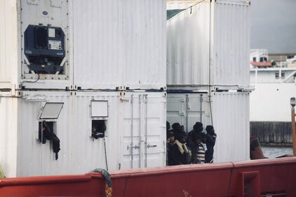 La Ocean Viking entra nel porto di Messina  10