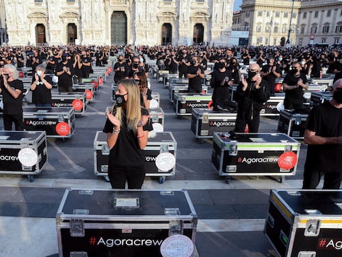 Protesta con i bauli in piazza, Assoallestimenti: "A fianco dei lavoratori dello spettacolo"