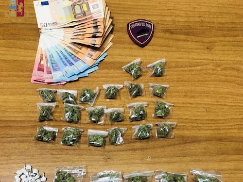 In strada con la droga, scatta doppia denuncia