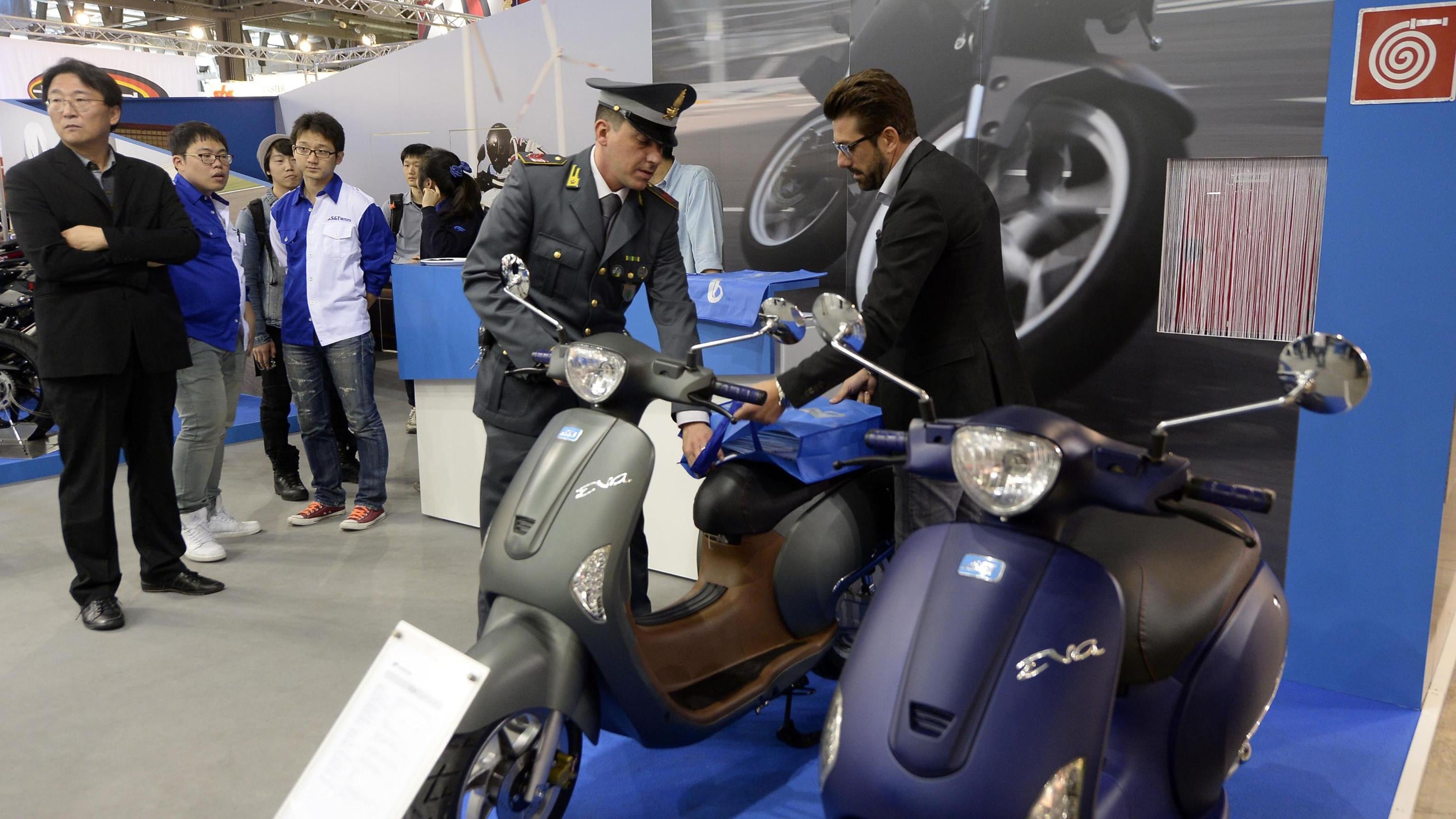 Blitz della Finanza: tra la folla del Salone spunta la finta Vespa